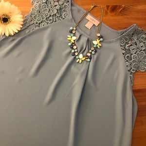 EUC Loft lace cap sleeve top